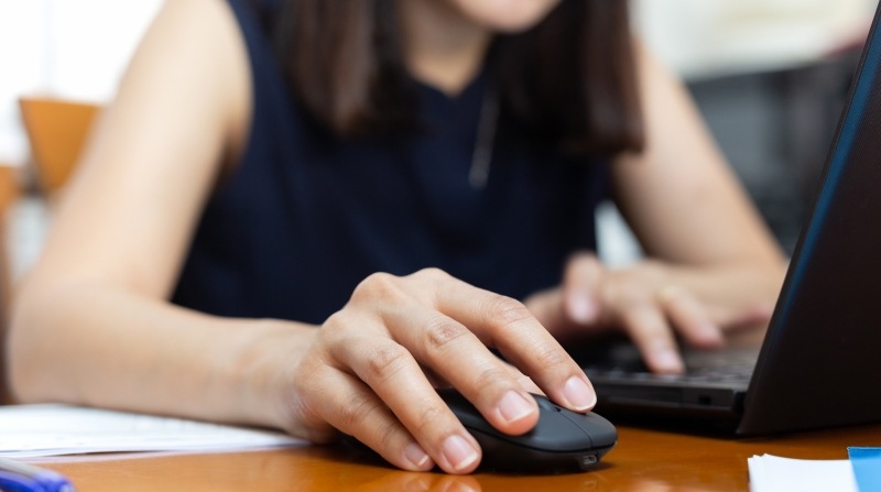 Frau sitzt am Laptop wegen Online-Scheidung